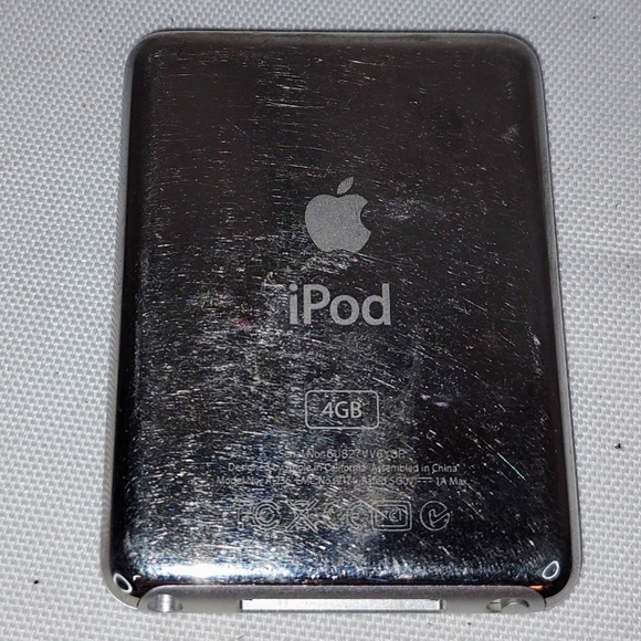Apple iPod nano 3rd Generation Silver 4 GB MA978LL/A Used Workin - Picture 2 of 2